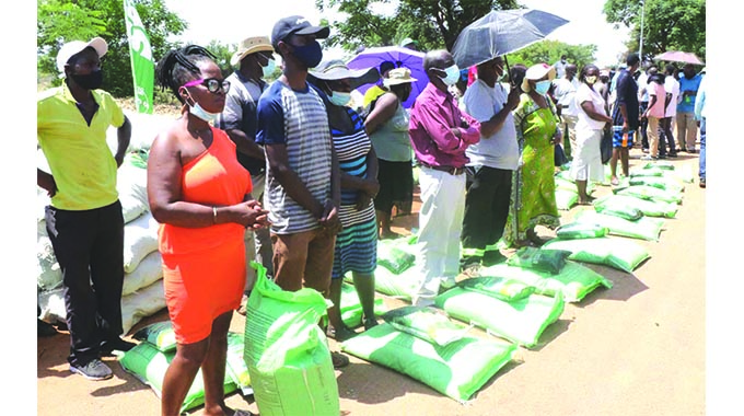 Govt distributes agric inputs to 20 000 urban farmers